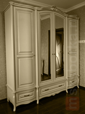 На фото 4-дверный шкаф с зеркалами