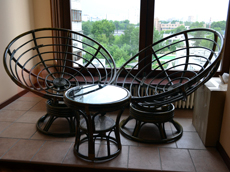 На фото плетеные кресла из ротанга