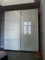 На фото шкаф-купе с стеклянными дверями