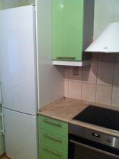Левая сторона кухни с холодильником