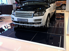 Range Rover на мебельном подиуме