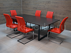 Прямоугольный стол и красные кресла в зоне переговоров